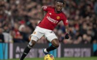 ខ្សែការពារ Aaron Wan-Bissaka របស់ Manchester United បានទាត់បាល់នៅជើងរបស់គាត់។